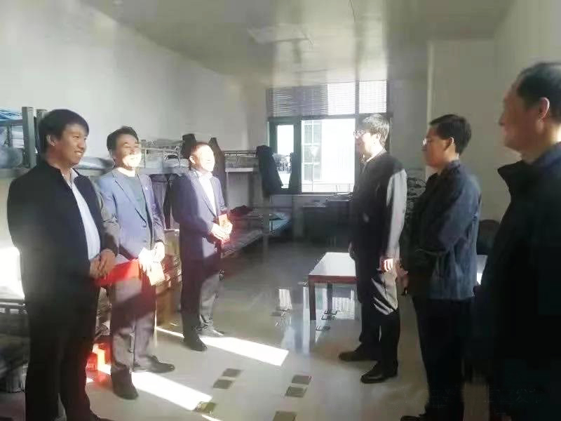 工業(yè)園區(qū)管委會(huì)、泓源公司慰問園區(qū)機(jī)關(guān)保安門衛(wèi)等一線人員(圖2)