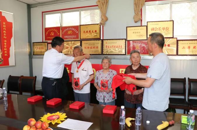 走訪慰問老黨員 深入實際學(xué)黨史—— 市政府國資委慰問泓源公司老黨員、困難黨員(圖2)